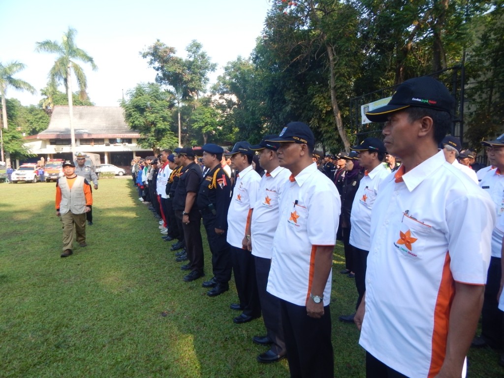 Nur Mahmudi memeriksa barisan