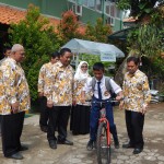 Pemberian sepeda dari Walikota Depok langsung dicoba Rinto disaksikan Kadisdik bersama Kepala UPT Pendidikan dan Kepsek SMPN 6.(Dok SP)