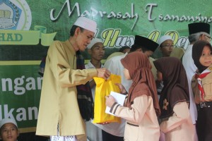 Pengurus Yayasan MTs Al-Husna bersama Dewan Guru santuni siswa yatim (Dok SP)