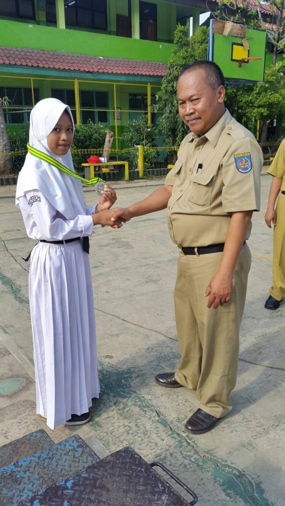 Kepsek SMPN 12 Purnomo D bersama Tiara Amalia siswi SMPN 12 peraih Medali Perak