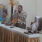 Kepala UPT Pendidikan TK/SD Pancoran Mas Sukarjo saat memberikan sambutan didampingi Pengawas dan Ketua Tim Diklat Ade Sukma (Dok SP)