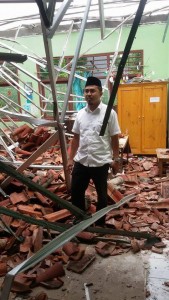 Pembina PP2kP saat meninjau lokasi ambruknya atap SDN Kalibaru 6.