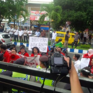 aksi unjuk rasa GMNI bersama AMPEK didepan gerbang halaman kampus UNTAG