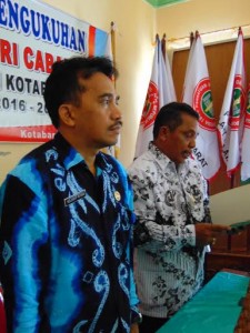 Ketua PGRI Kotabaru Bun Yani (baju batik putih) dan Sekretaris Disdikbud Kotabaru Selamat Riyadi (baju batik biru)