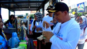 Bupati icip-icip kuliner yang ada di gerai pedagang 