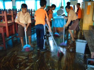 aksi bersih-bersih siswa dan guru di SDN 2 Semayap