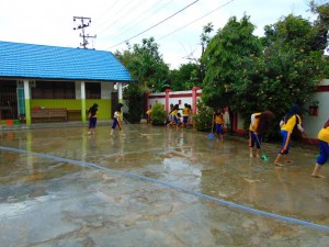 suasana bersih-bersih di SDN 1 dan 2 Batuah