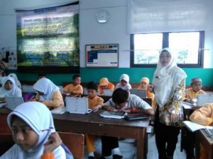 Siswa SDN Panmas 1 mulai gunakan tablet saat  KBM 