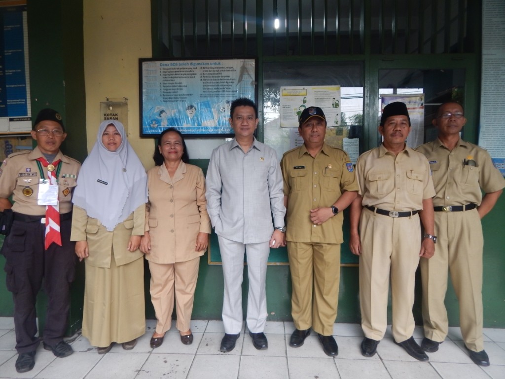 Ketua DPRD Kota Depok didampingi Kadisdik serta kepsek dan Dewan guru SDN Panmas 1