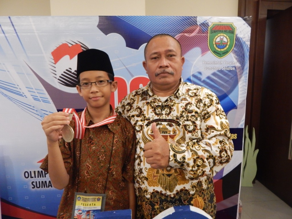 Azfa Radhitya Hakin Medali Perak OSN dari SD Al Fauzen foto bersama Ka UPTP Pancoranmas Sukarjo SE