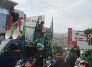 Iring-iringan berhenti di depan rs. Bina Husada, Cibinong sambil meneriakan tuntutan 