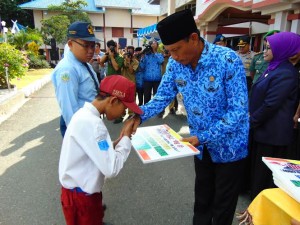 Penyerahan Beasiswa oleh Wakil Bupati Kotabaru, Ir. Burhanudin