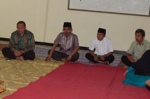 Kepala UPT Pendidikan TK/SD Kec Panmas paling ujung kiri saat memberikan sambutan diakhir libur bulan Ramdhan 1437 H.