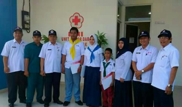 Tiga pelajar yang menjadi wakil Kota Depok dalam Jumbara PMR ke 8 di Maros, Sulawesi Selatan antara lain dari (Ki-Ka) Kitaro, SDN Mekar Jaya 30 untuk tingkat Mula, Tingkat madya, Zahra Nur S dari SMP N 2 Depok dan tingkat Wira, Ferditya Harli dari SMA N 1 Depok.