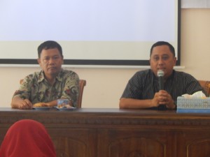 Kadisdik Depok, Herry Pansila Prabowo didampingi Kepala SMPN 2, Sumarno membuka IHT 2016 di SMPN 2 