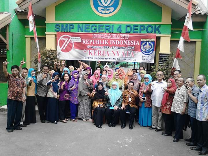 Peserta IHT SMPN 4 Depok bersama Sekdis Pendidikan Siti Chaerijah