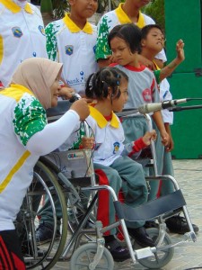 anak-anak-dengan-berkebutuhan-khusus-saat-menampilakn-sebuah-lagu-buat-para-tamu-dan-pengunjung-di-siring-laut-kotabaru