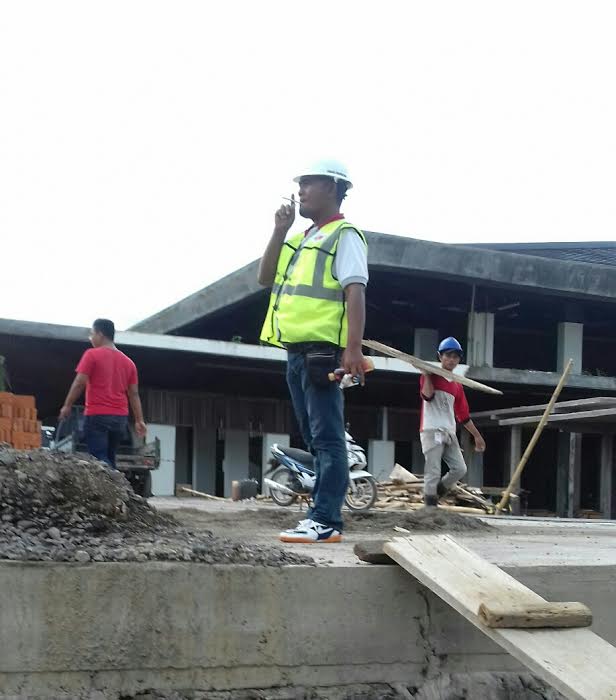 H. Kurnianto sedang mengawasi proyek pembangunan Bandara Blimbingsari