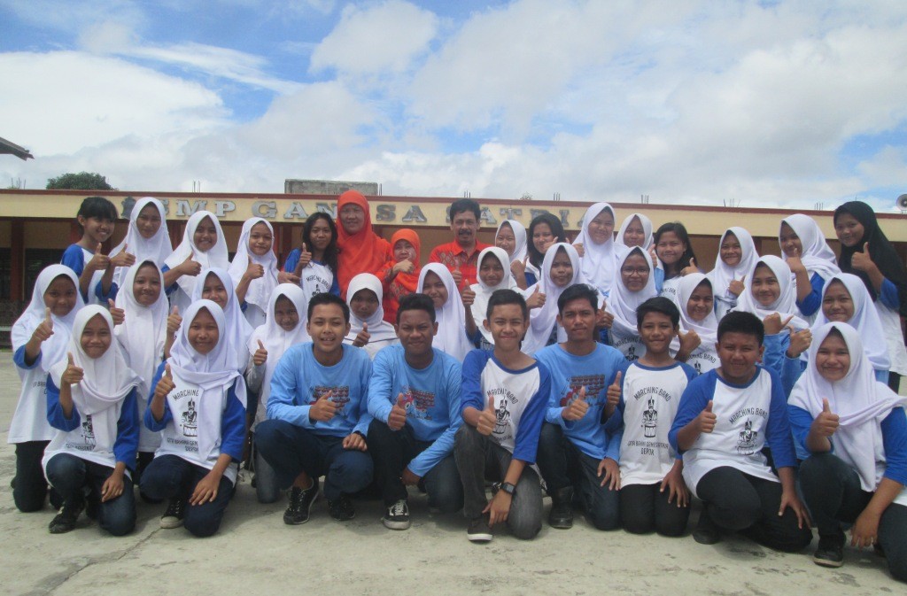 Tim Marchung Band SMP Ganesa Satria bersama Kepala SMP Ganesa, Parmiyah dan guru pembina ekskul, Iif Ri'fa