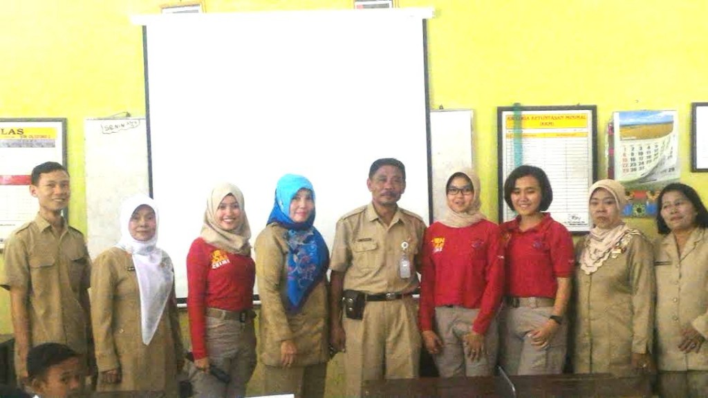 Tim Penyuluh dari Unit PPA Sat Reskrim Polresta Depok foto bersama kepsek dan guru SDN Cilodong 2