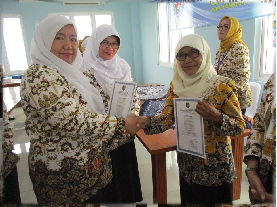 Erna Iriani Peraih penghargaan Teacher of The Year 20019 kini  Kepsek Berprestasi kota Depok 2017