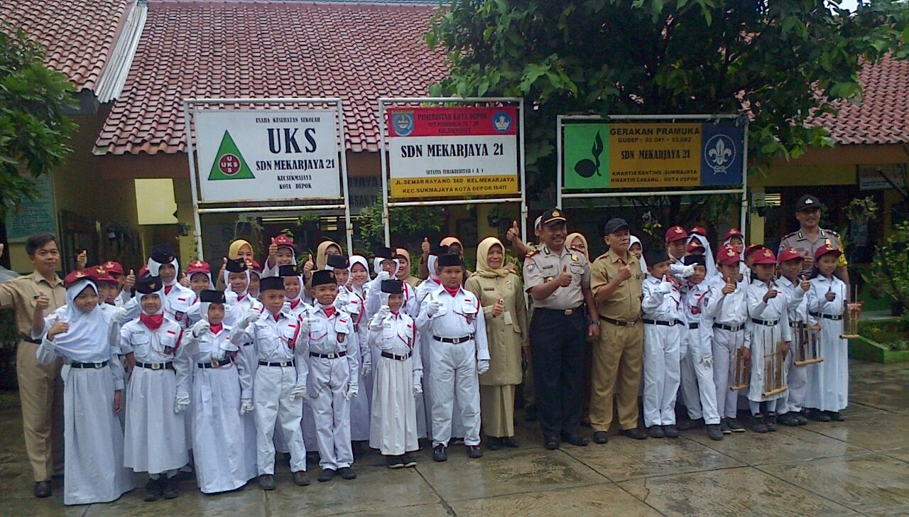 FOTO BERSAMA : SIswa-siswi SDN Mekarjaya 21 bersama Kepala UPTP, Abu Tholib, Kanit Binmas Polsek Sukmajaya, AKP Ahmad Sodikun, Kepsek SDN Mekarjaya 21, Beti Nurbaeti serta dewan guru