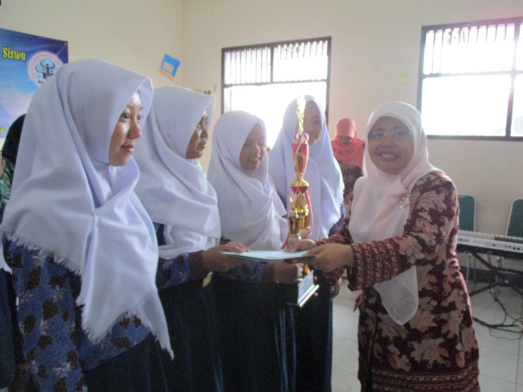 Pengawas SMP, Dra. Hj. Siti Rahmawati, MM yang mewakili Kabid Pendas juga mengucapkan selamat sekaligus menyerahkan piala dan uang pembinaan kepada Juara Pertama Lomba Motivasi Belajar Mandiri (Lomojari) tingkat Kota. 