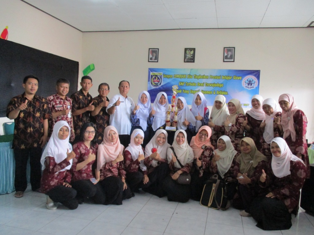 MAJU KE PROVINSI : Siswi SMP 3 Terbuka berfoto bersama Kepsek dan guru SMPN 3