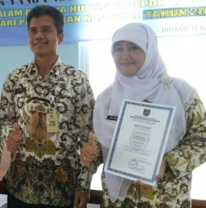 Eva Evriva Kep SDN Cipar 3 bersama Kepala UPT Pendidikan SD Kec Cimanggis Ajid