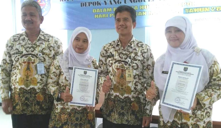 Juara pertama tingkat kota Keppres dan Gubres 2017 bersama Kepala UPT Pendidikan dan Pengawas.