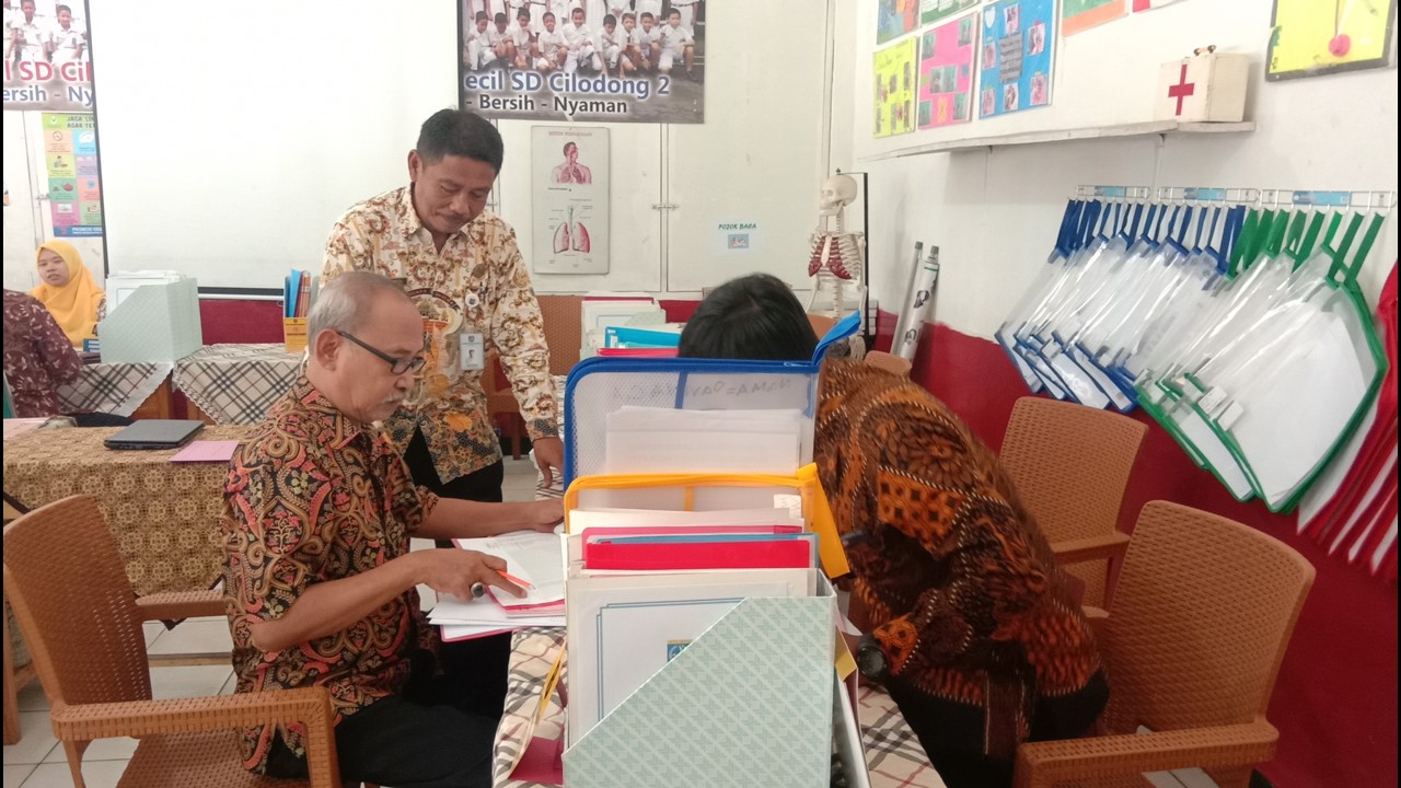 Tim Asesor Akreditasi Dinas Pendidikan Jawa Barat melakukan verifikasi data SDN Cilodong 2