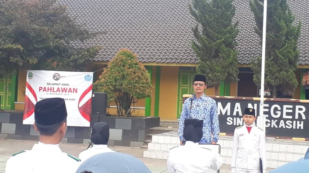 Kepsek SMAN 1 Sindangkasih, Drs Dikdik Kusmana memimpin Upacara Peringatan Hari Pahlawan, 10 November 2019 
