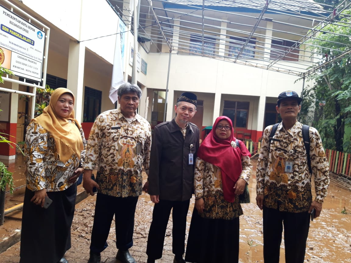 Sutarno, SE, MM bersama Kabid SD, Sada, Kasi Sarpras SD, Alif suryarini, Kasi Sarpras SMP, Nyoman Budiarsa, dan Kepala SDN Pangkalan Jati 2, Elly Yulianti. Kamis (02/01/20). 