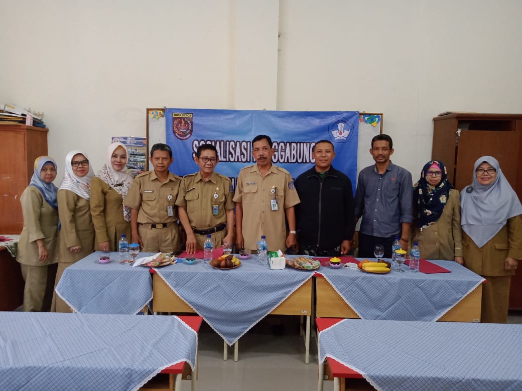 Bersama guru SDN Kalibaru 1 dan 4