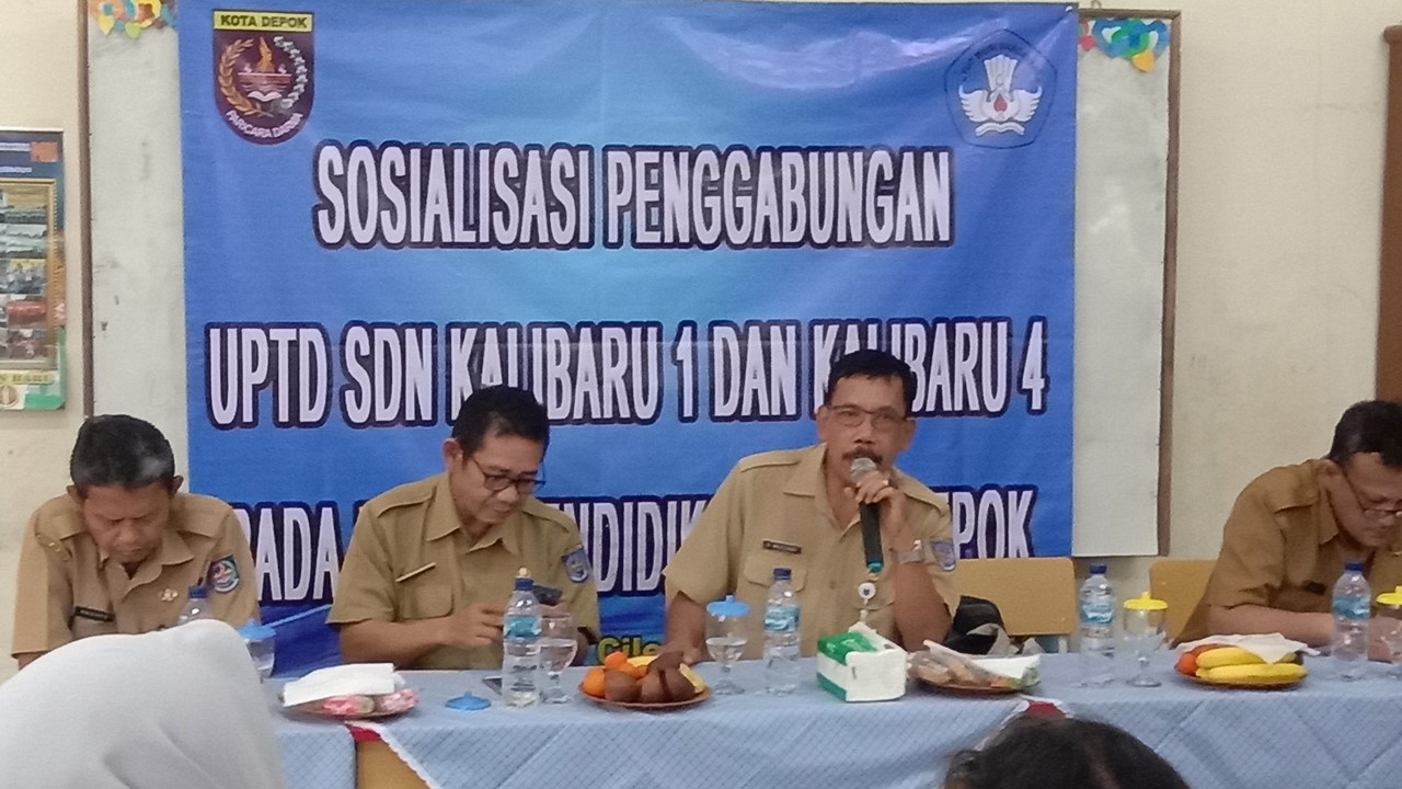 Kasi Pembinaan Kelembagaan Disdik Depok, Dadi Mulyadi, SPd didampingi Ketua K3S SD Kec. Cilodong, Nurhasan, Ketua PGRI Kec. Cilodong, Wahidin, serta koordinator verifikasi dan data Disdik, Indra Jaya Tobing