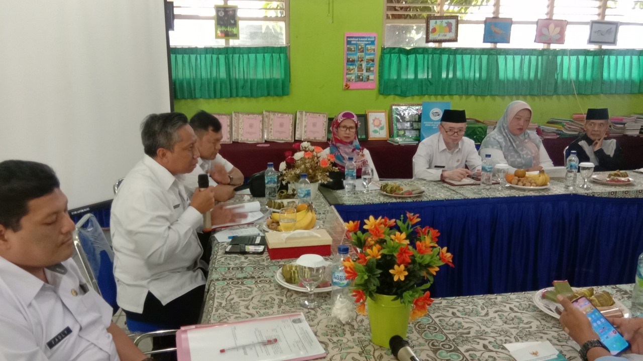 kepala Dinas Pendidikan Kota Depok, Mohammad Thamrin memimpin rapat musyawarah dengan tokoh dan warga dilingkungan RW 2 dan 3, Kel. Sukmajaya terkait rencana penataan SDN Sukmajaya 5 Depok 