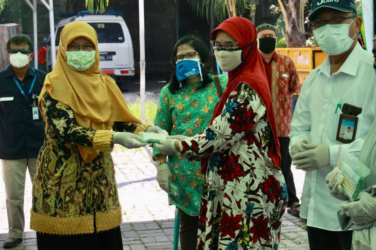  Tim ADPIN BKKBN Pusat saat serahkan alat kontrasepsi pada warga miskin Kampung Lio, Depok. (Dok. Istimewa)