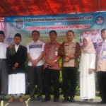 Foto bersama Kepala SDN Mekarjaya 21, Hj. Beti Nurbaeti, Camat Sukmajaya, Drs  H Dadang Wihana MSI, Kepala UPT Pendidikan TK/SD Sukmajaya, Abdul Hamid, Lurah Mekarjaya, Ahmad fadilah, RT, RW Mekarjaya, Ketua Komite Sekolah, dewan guru,