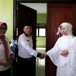 Kepala UPTP Sukmajaya, Abdul Mutholib memberikan selamat atas selesainya pembangunan RKB SDN Mekarjaya 4