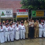 FOTO BERSAMA : SIswa-siswi SDN Mekarjaya 21 bersama Kepala UPTP, Abu Tholib, Kanit Binmas Polsek Sukmajaya, AKP Ahmad Sodikun, Kepsek SDN Mekarjaya 21, Beti Nurbaeti serta dewan guru