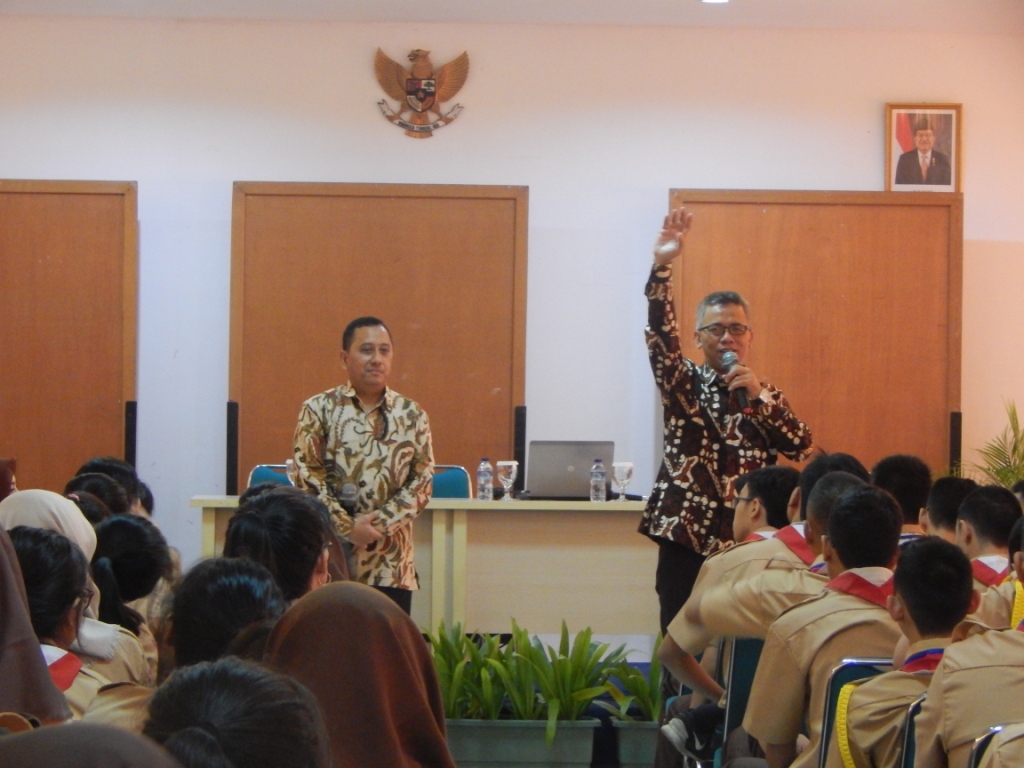 Kepala KCD Wilayah 3 Beri Motivasi di SMA Labschool Cibubur