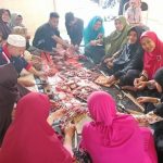 Dewan guru dan staf ikut bergembira merayakan datang hari raya qurban