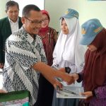 Pemberian bahan ajar oleh Kepala SMAN 14, Asep Jamal N