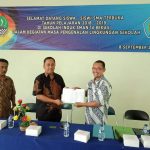 Kepala SMAN 14 Bekasi, Asep Jamal N, menyerahkan jumlah siswa peserta MPLS kepada Kepala KCD wilayah 3, Herry Pansila