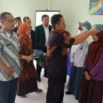 secara simbolis Kepala KCD 3, Herry Pansila memakaikan topi kepada salah satu peserta MPLS