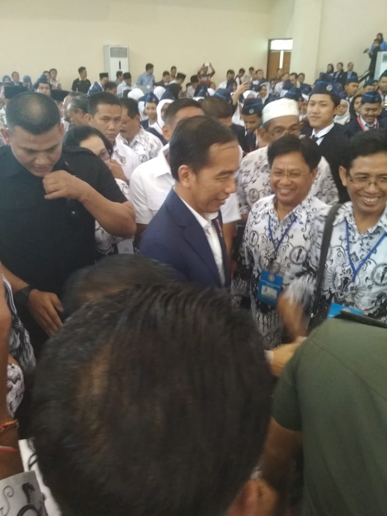 Presiden Tegaskan Tak Ada Penghentian Tunjangan Bagi Guru