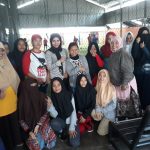 Hj. Indah Ariani, SH bersama Pembina Ikatan Pelajar SMA Terbuka se Kota Depok, Hesti Astuti dan pelajar SMA Terbuka