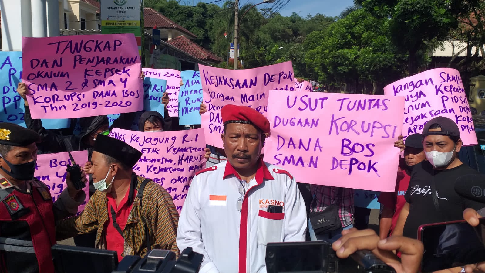 Kasus BOS di SMAN 2 dan 4 Depok di Nilai Mangkrak, LSM KAPOK Geruduk Kejari Depok