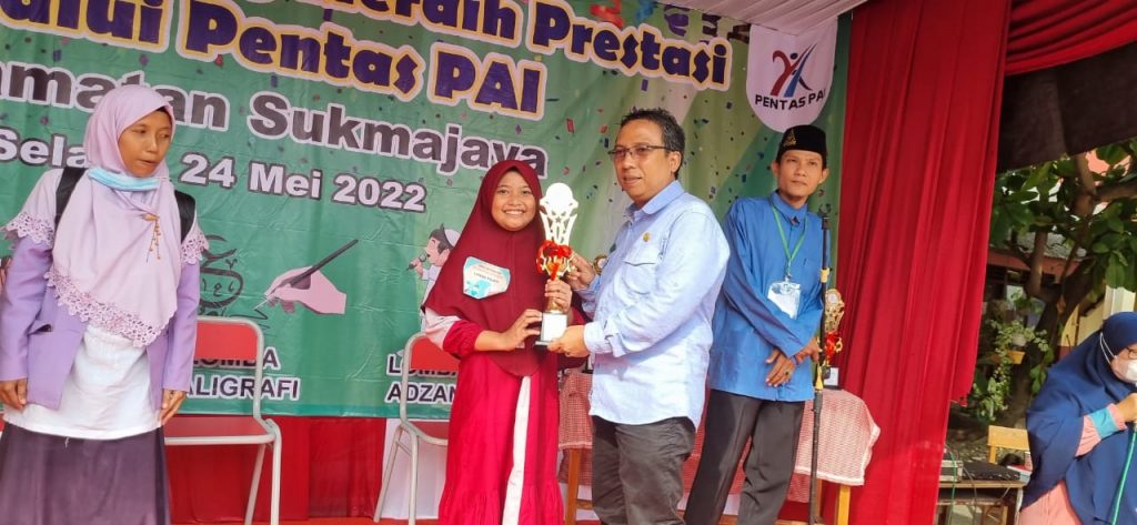 Penyerahan piala LLP 