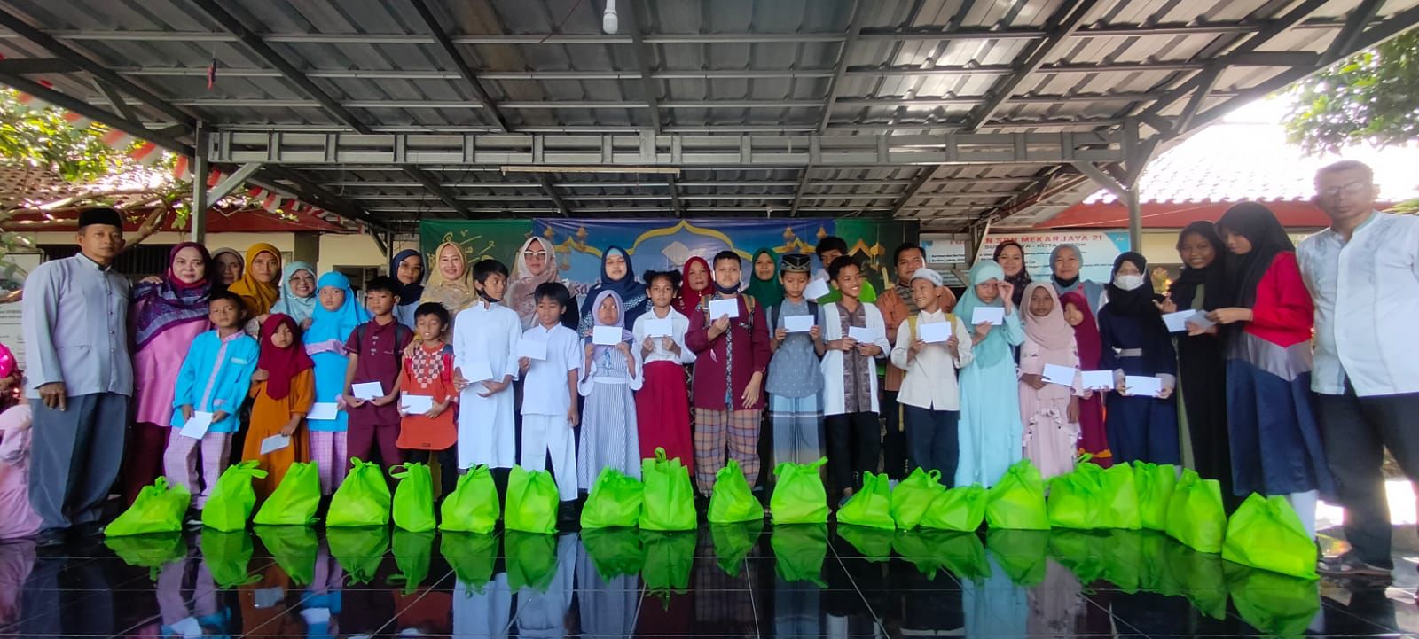 Usung B Three, SDN Mekarjaya 21 Gelar Kegiatan Gembira Santuni 60 Yatim dan Dhuafa